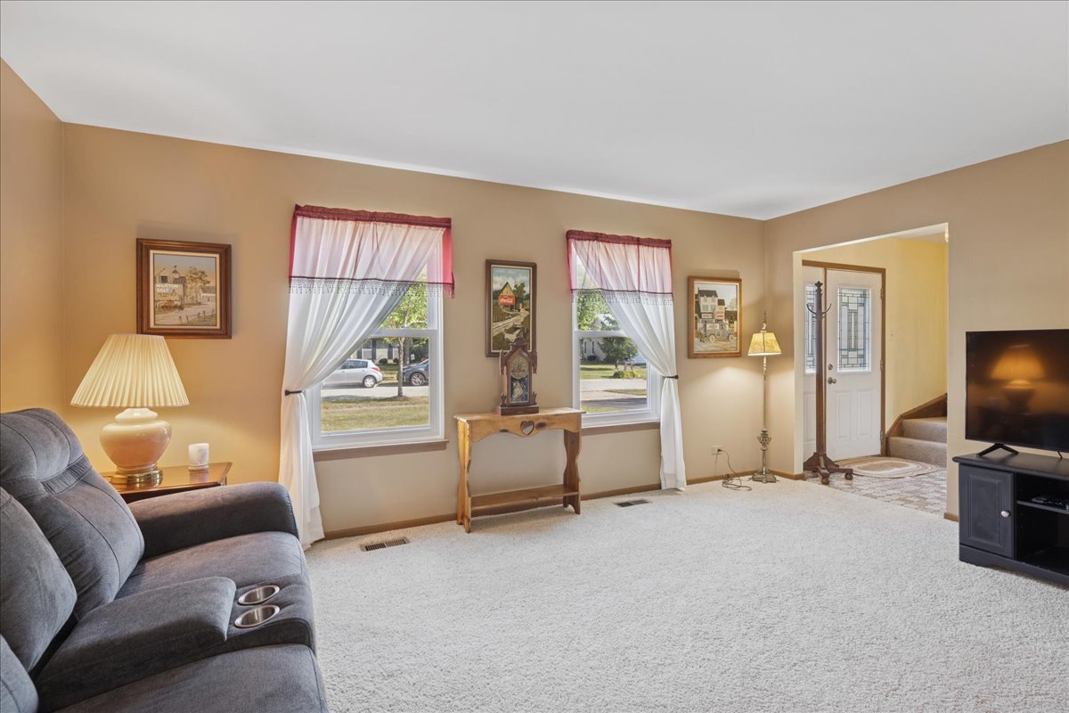 605 Claymont Court, Algonquin, IL 60102