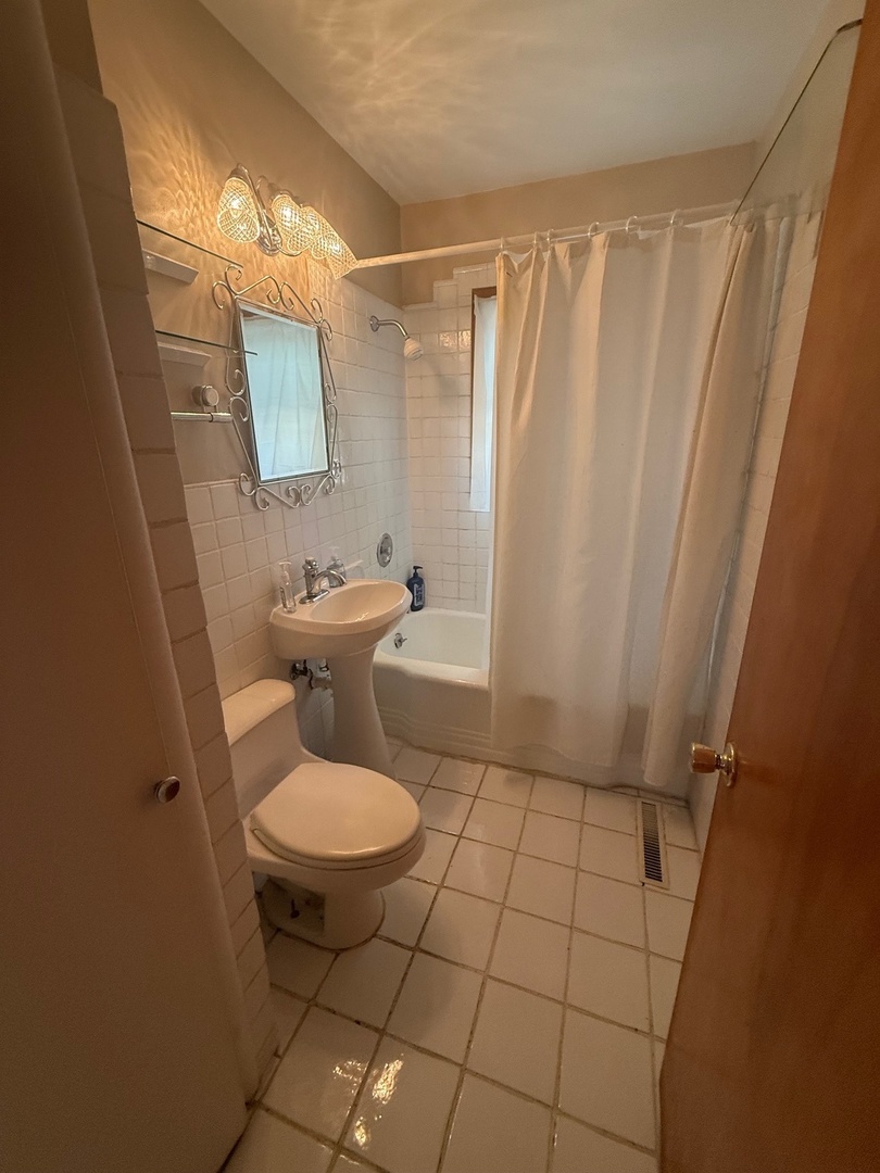 1915 Chestnut Street, Waukegan, IL 60087