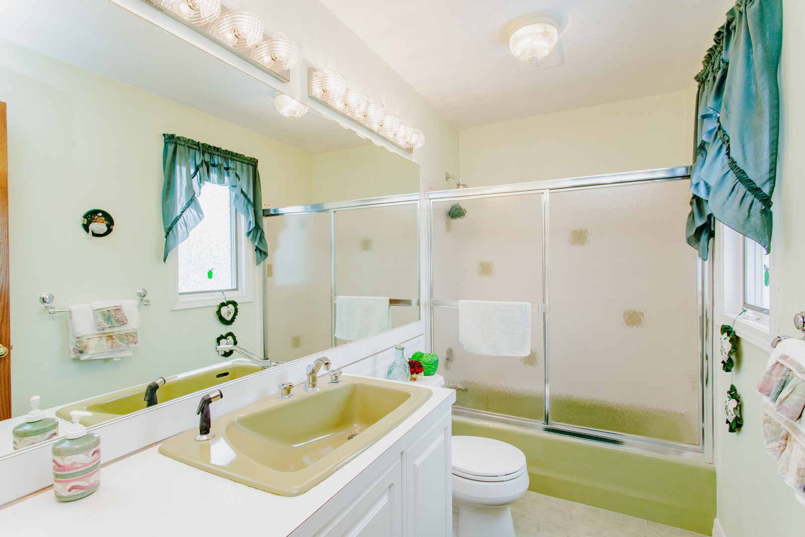 818 Brentwood Drive, Bensenville, IL 60106