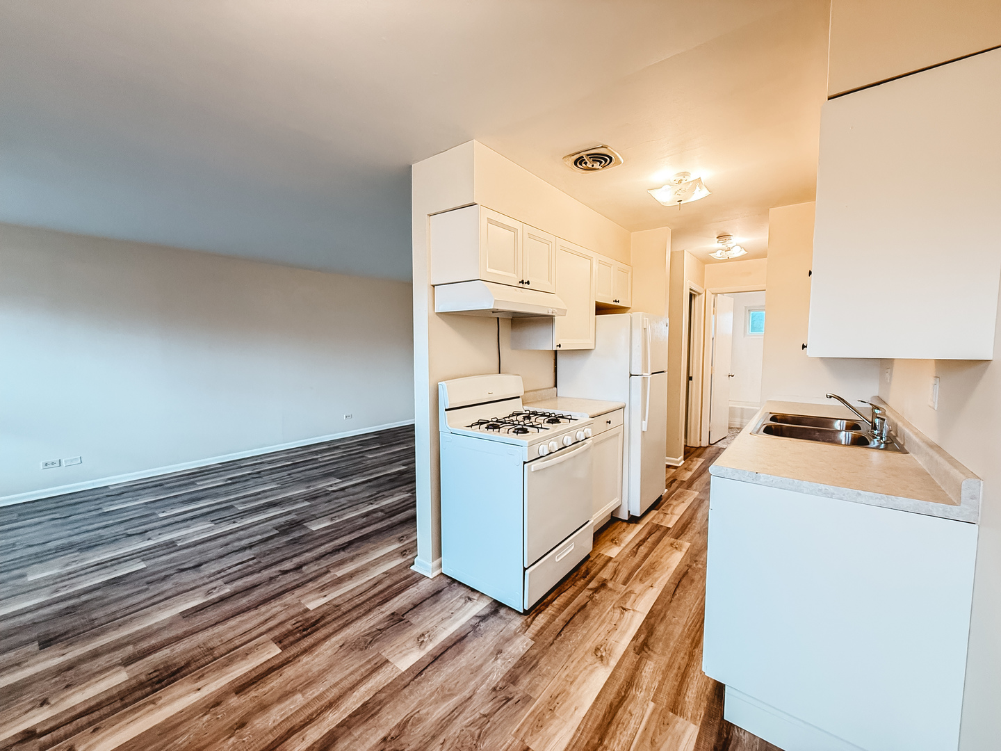 575 Berry Avenue #1E, Grayslake, IL 60030