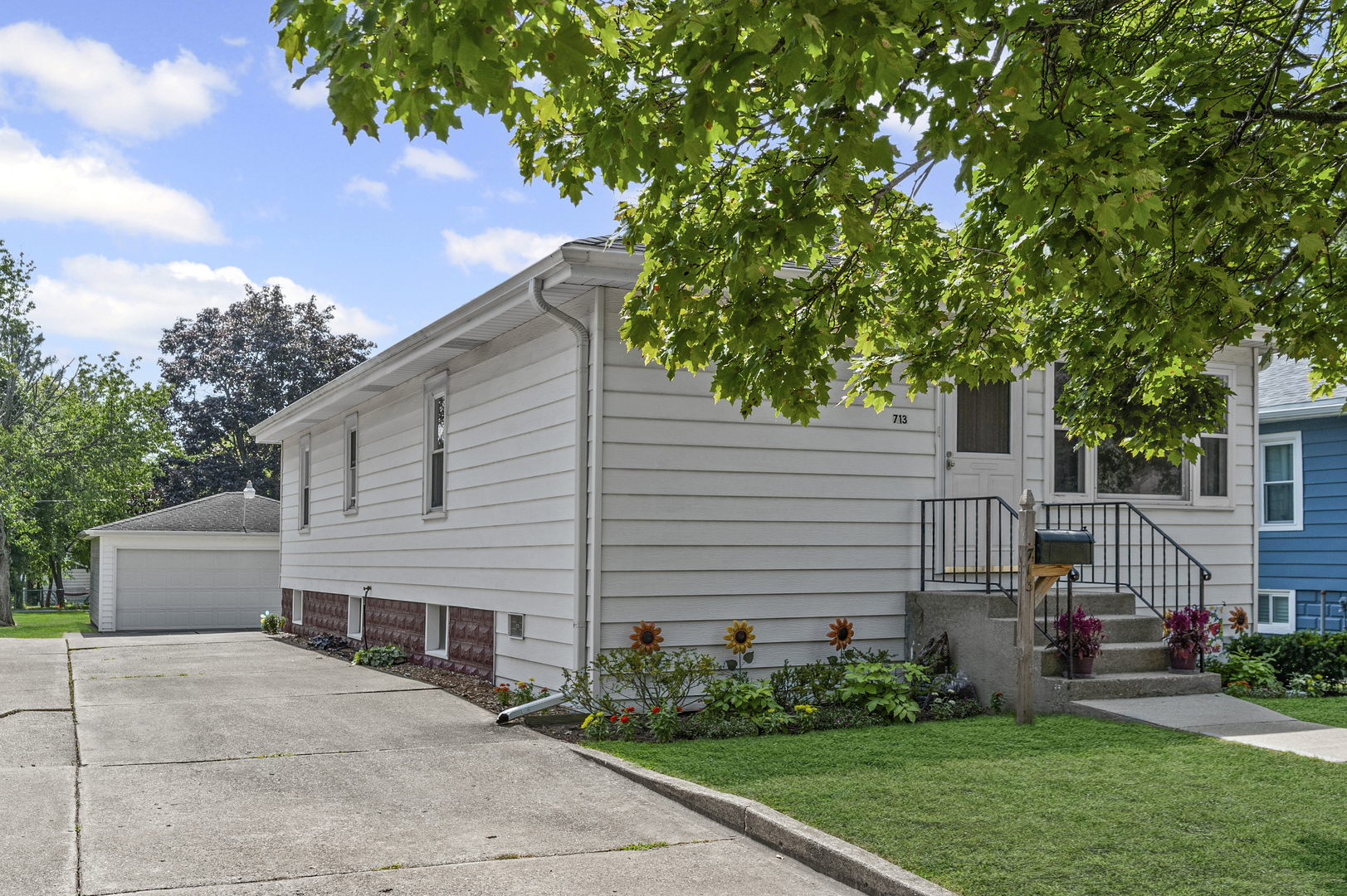 713 W Pacific Avenue, Waukegan, IL 60085