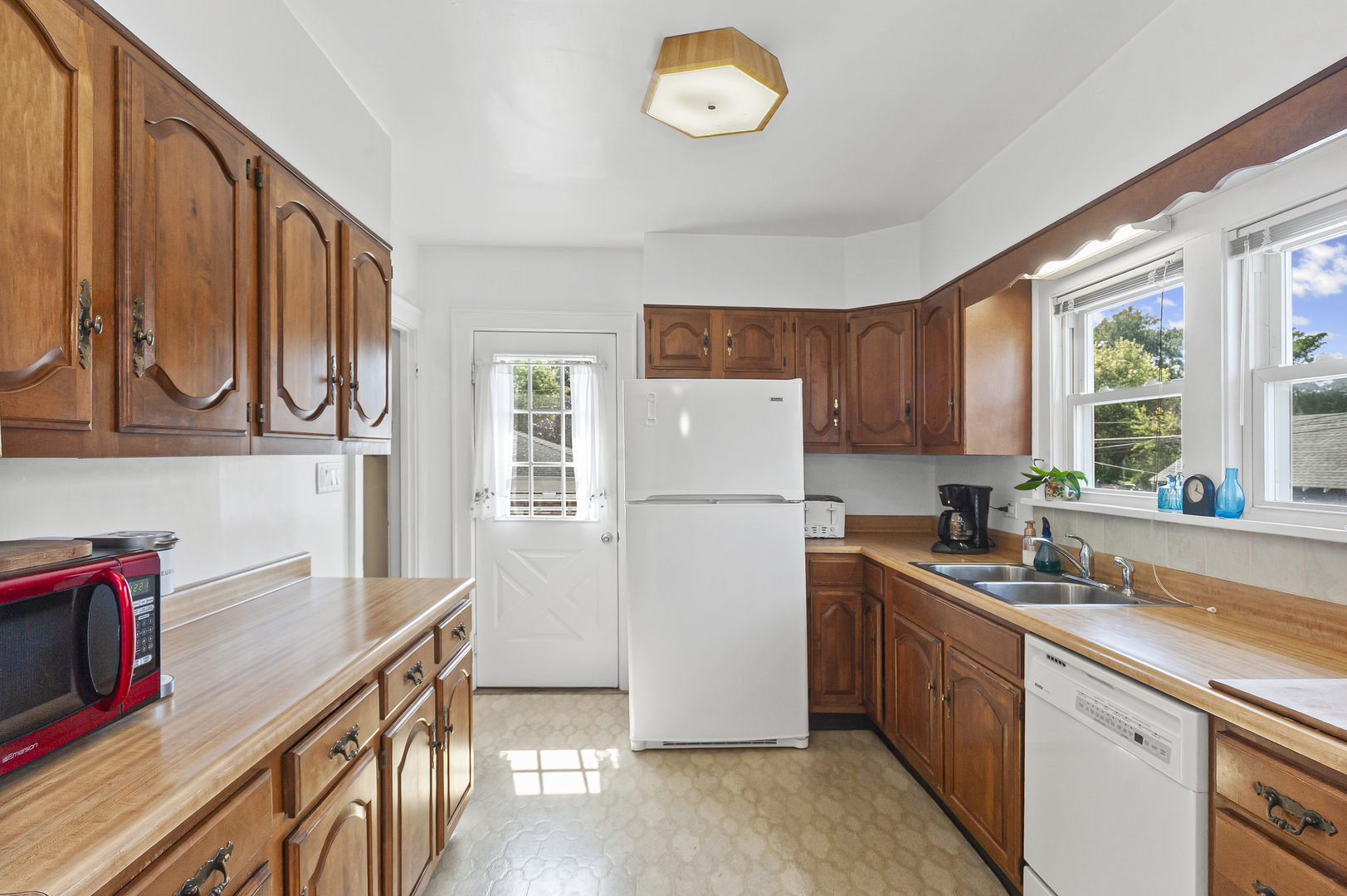 713 W Pacific Avenue, Waukegan, IL 60085