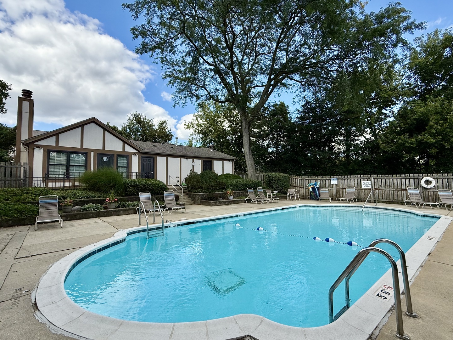 1118 Oakview Drive, Wheaton, IL 60187