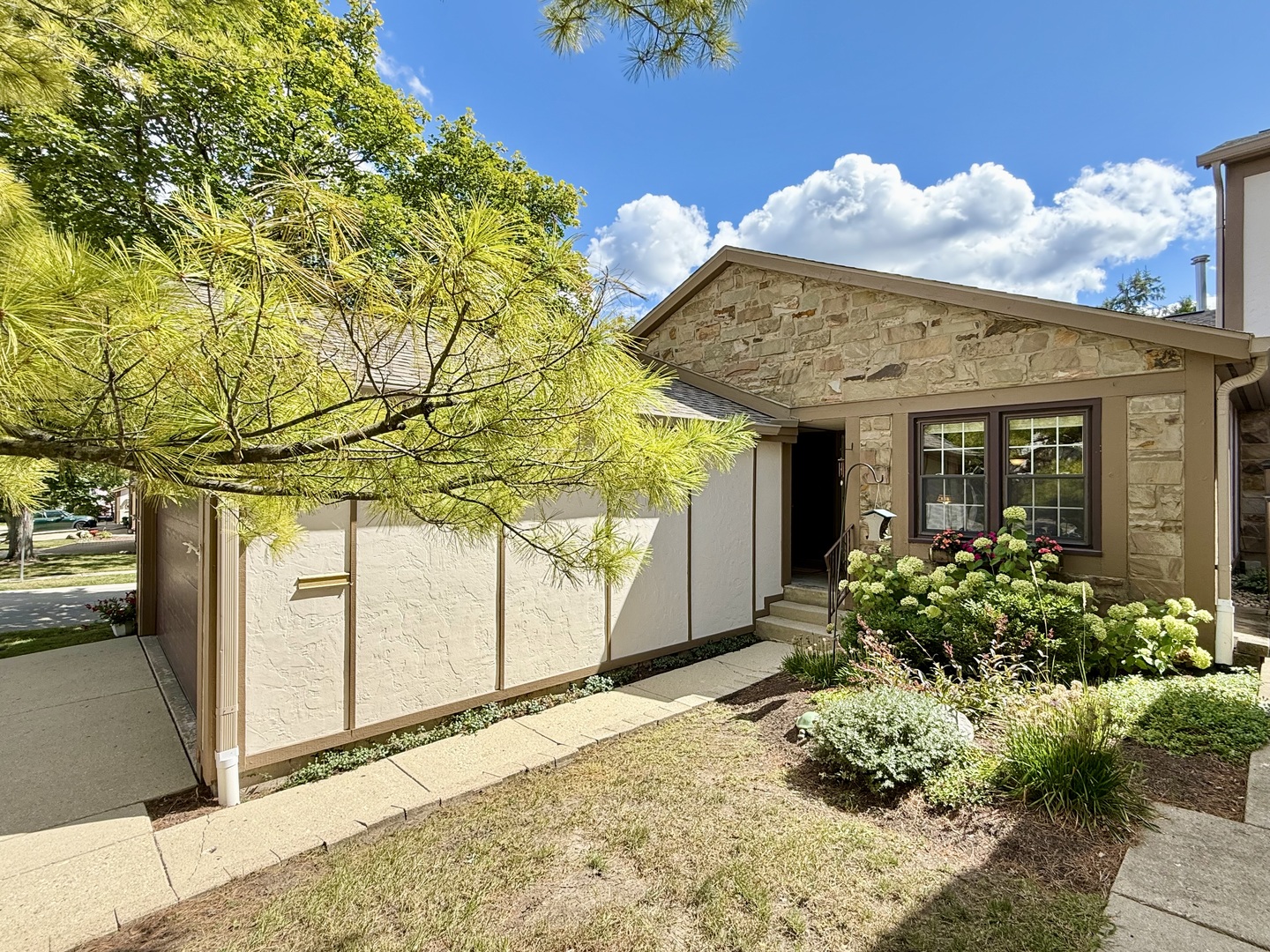 1118 Oakview Drive, Wheaton, IL 60187