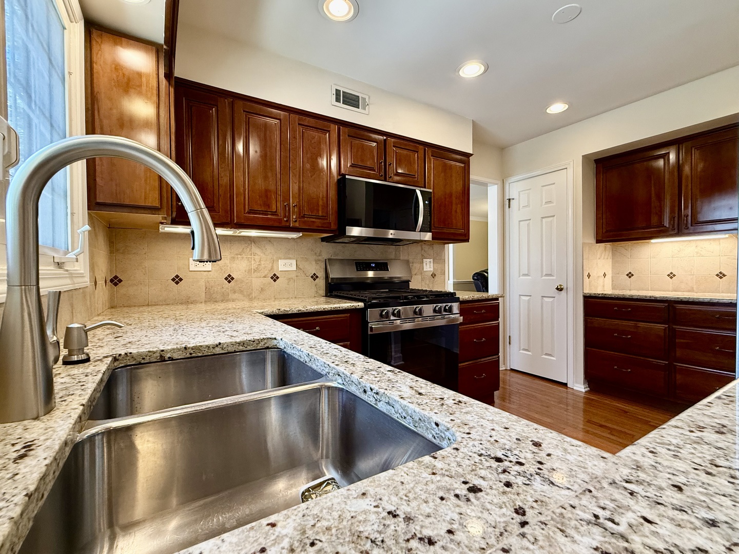1118 Oakview Drive, Wheaton, IL 60187