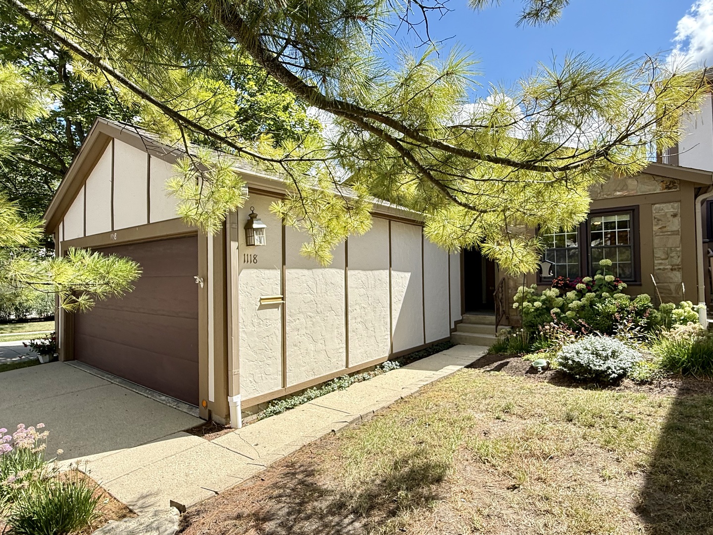 1118 Oakview Drive, Wheaton, IL 60187