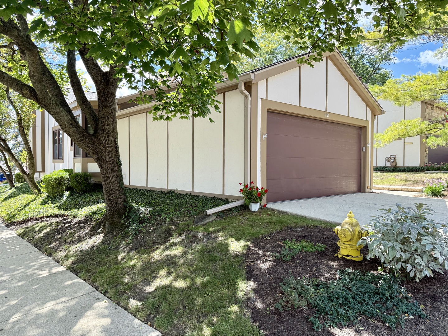1118 Oakview Drive, Wheaton, IL 60187