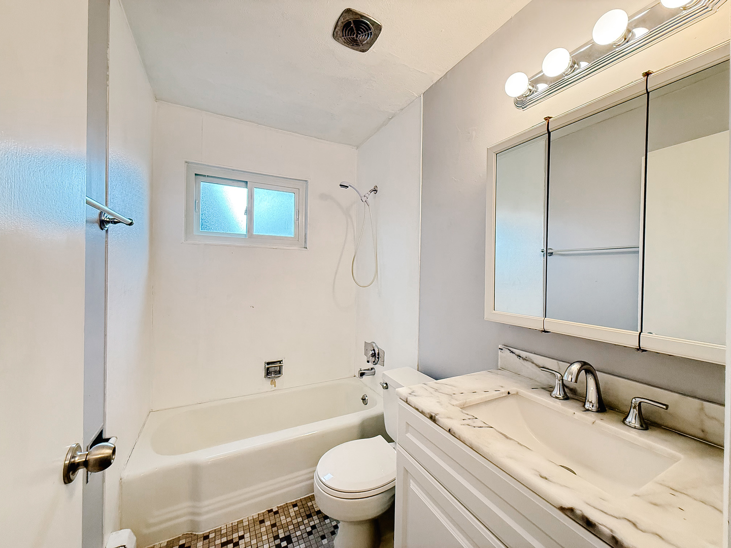 575 Berry Avenue #1F, Grayslake, IL 60030