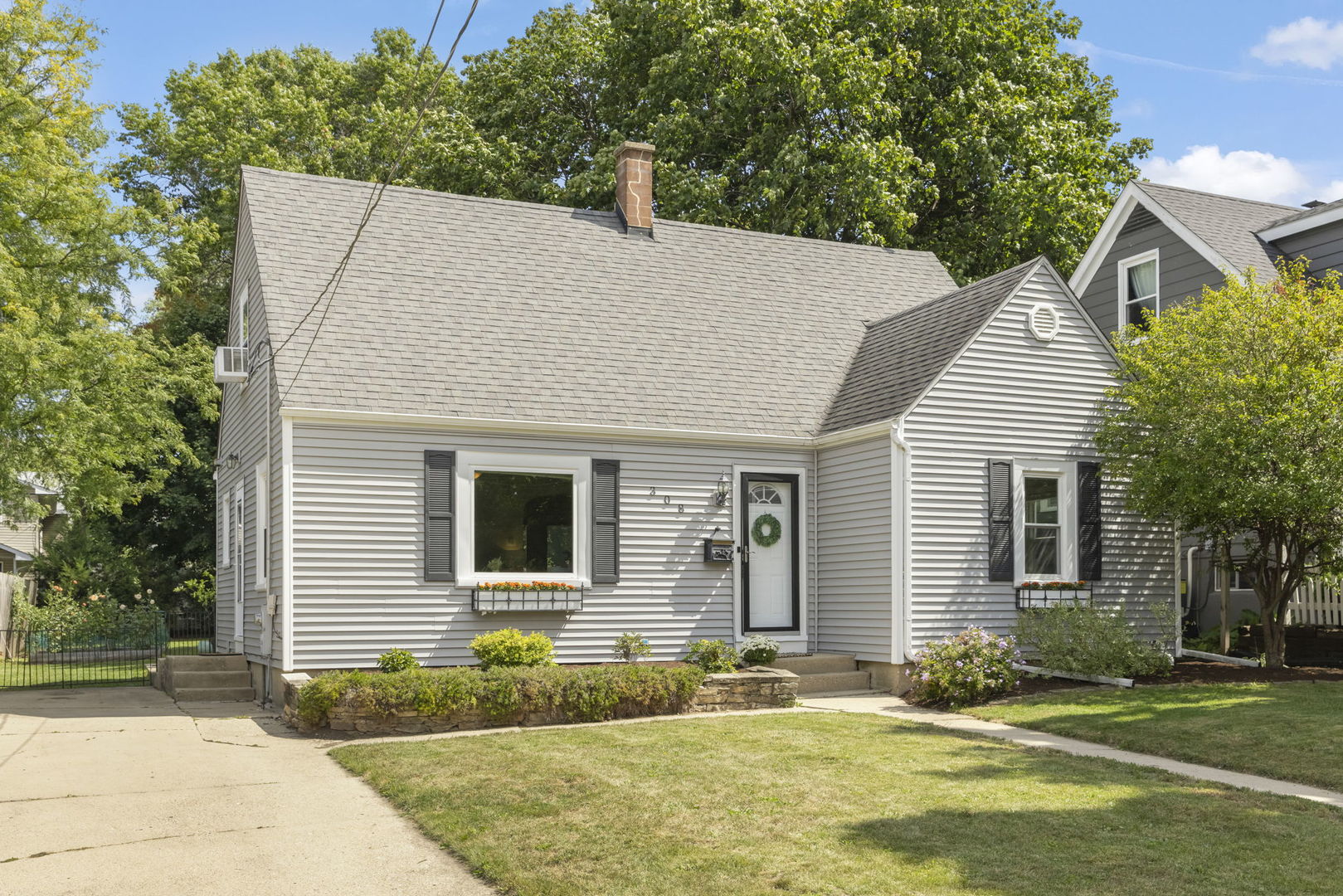 308 S 12th Avenue, St. Charles, IL 60174