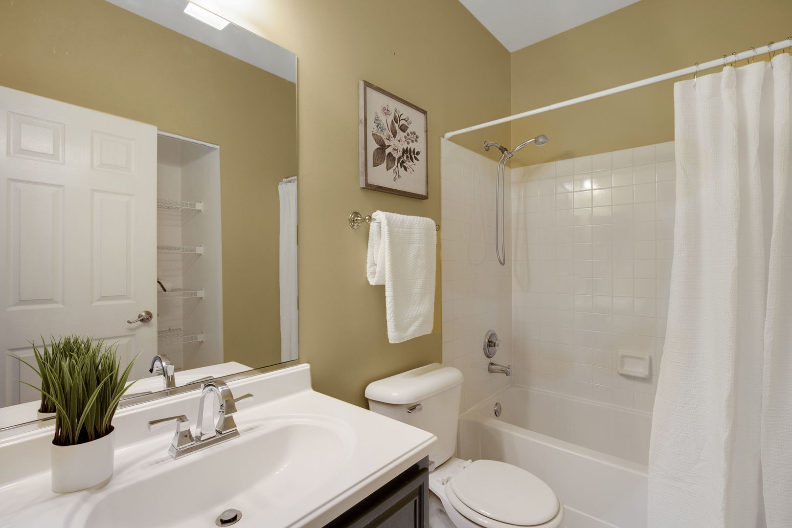 51 W Rustic Lane, Round Lake Beach, IL 60073