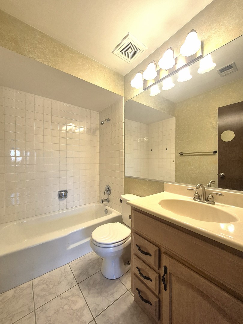 5715 Park Place #J2, Crestwood, IL 60418