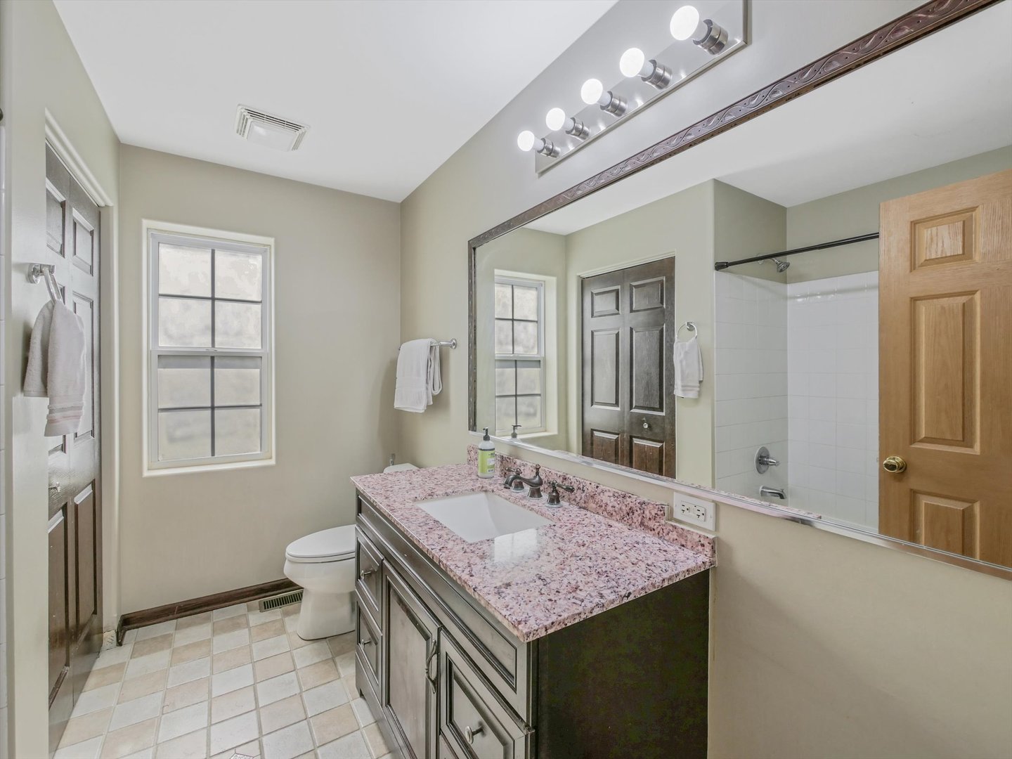 402 S Palmer Drive, Bolingbrook, IL 60490