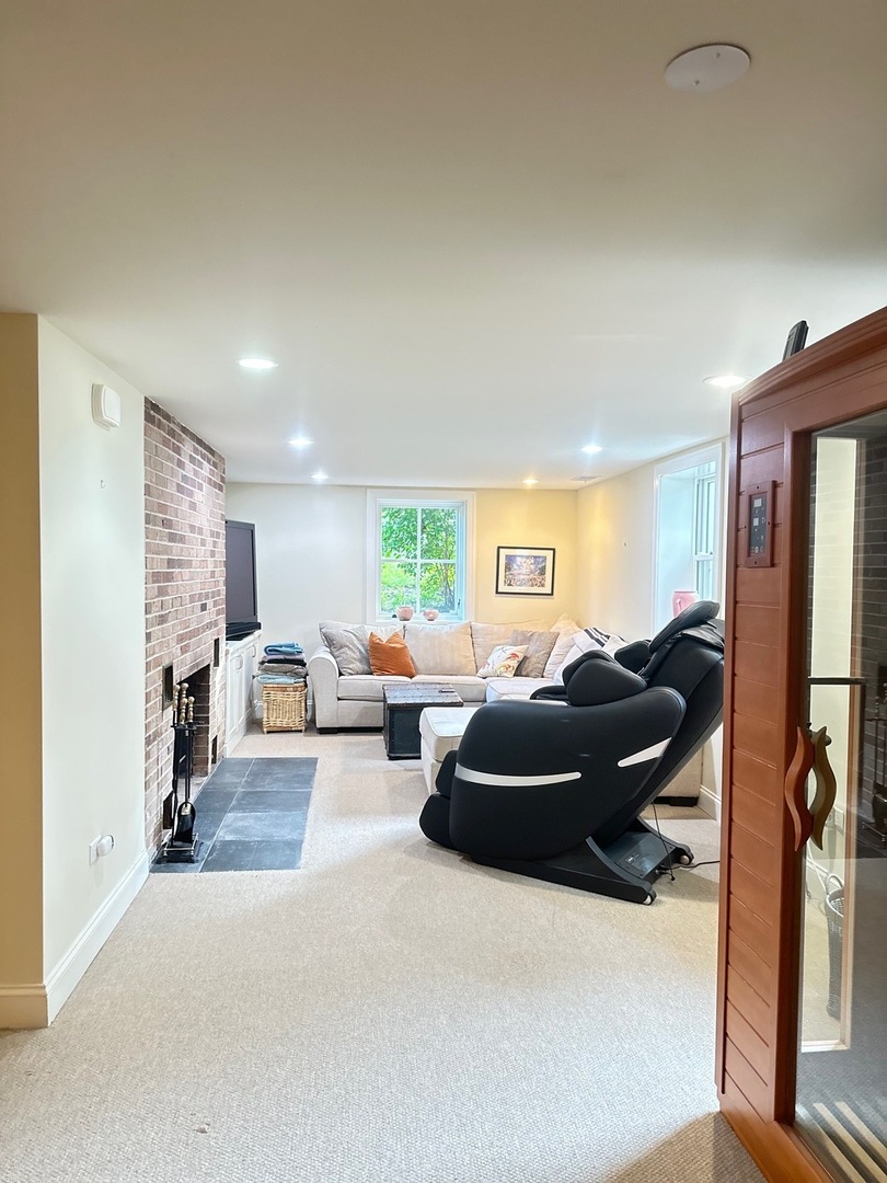 567 Deerpath Road, Glen Ellyn, IL 60137