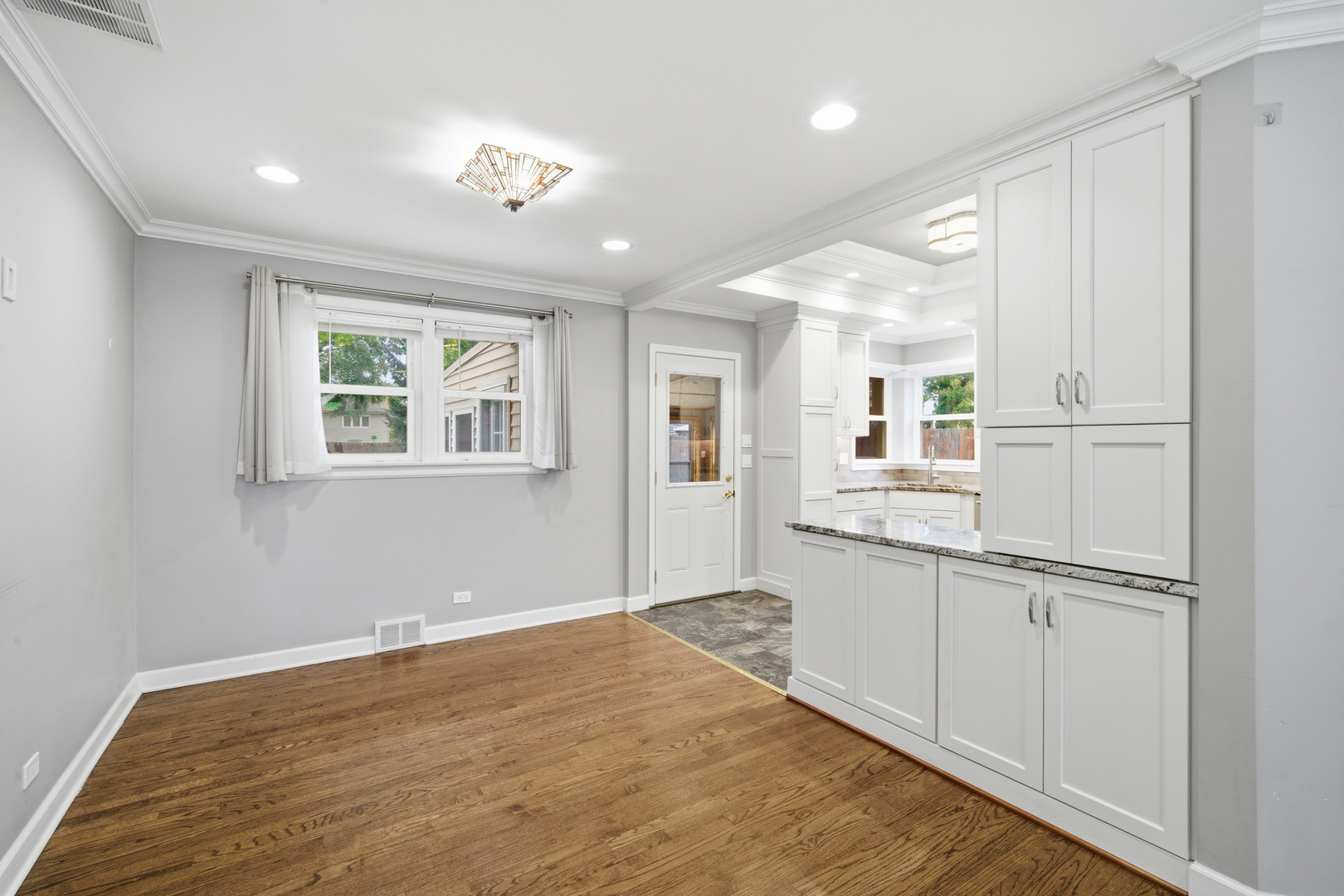 514 S 4th Avenue, Des Plaines, IL 60016