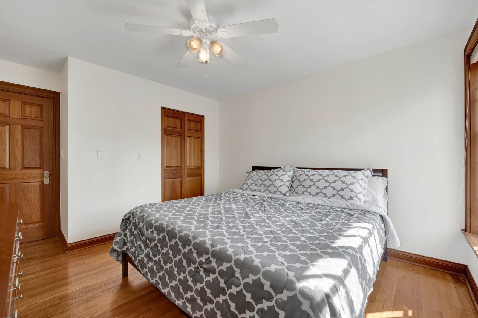 512 W Barry Avenue #401, Chicago, IL 60657