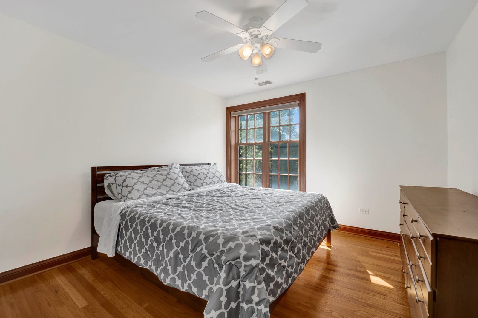 512 W Barry Avenue #401, Chicago, IL 60657