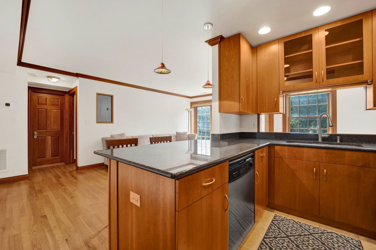 512 W Barry Avenue #401, Chicago, IL 60657