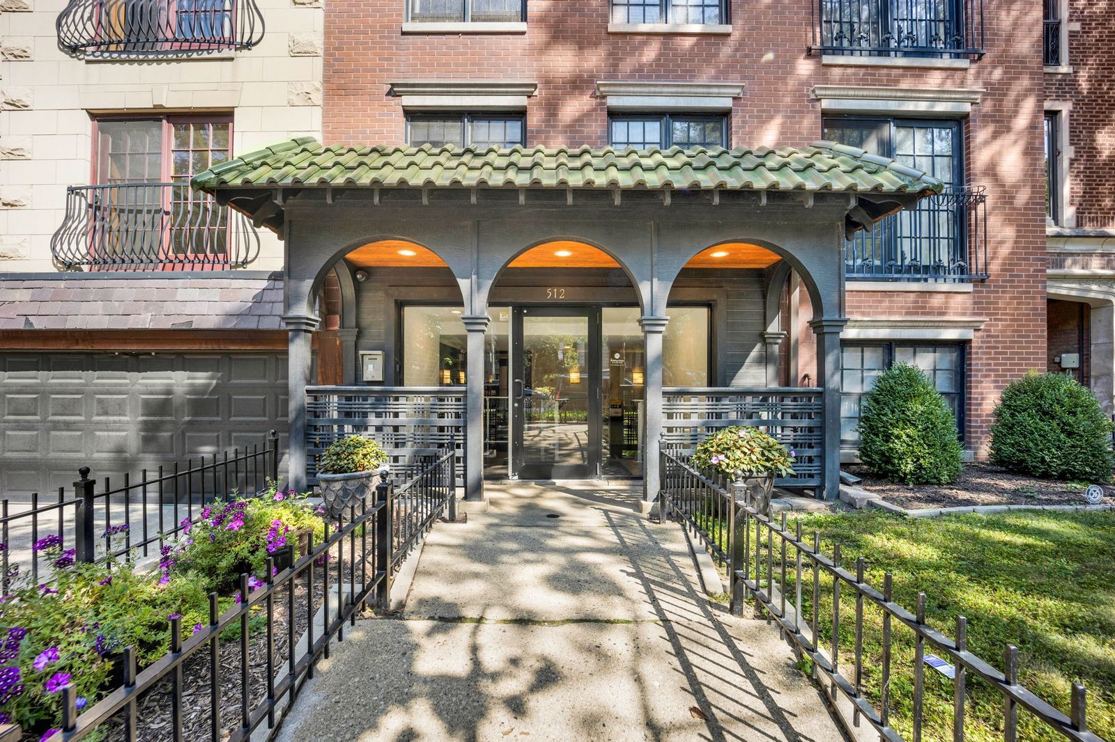 512 W Barry Avenue #401, Chicago, IL 60657