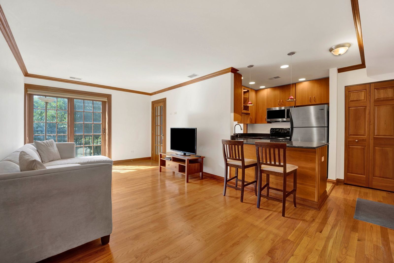 512 W Barry Avenue #401, Chicago, IL 60657