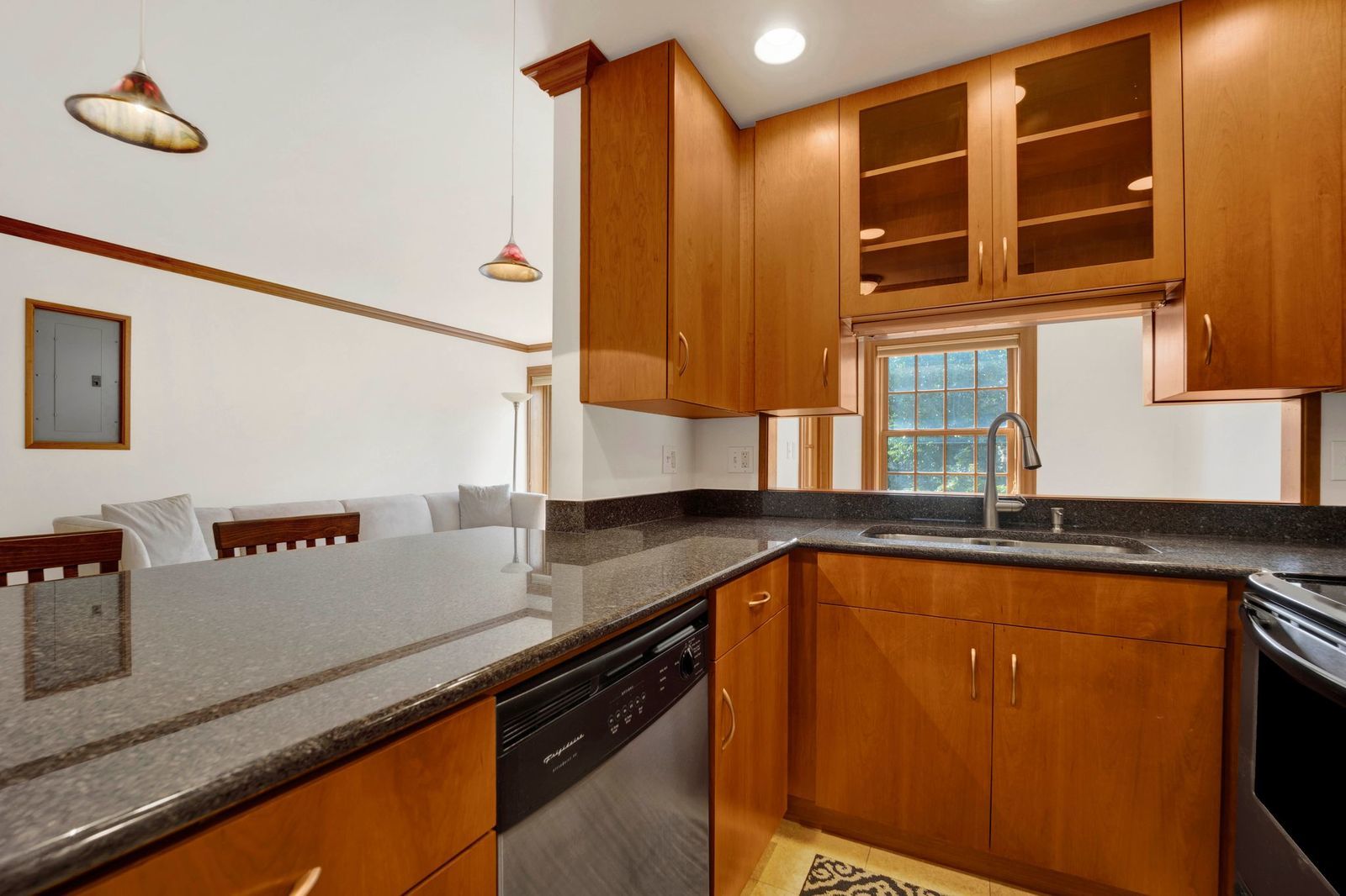 512 W Barry Avenue #401, Chicago, IL 60657