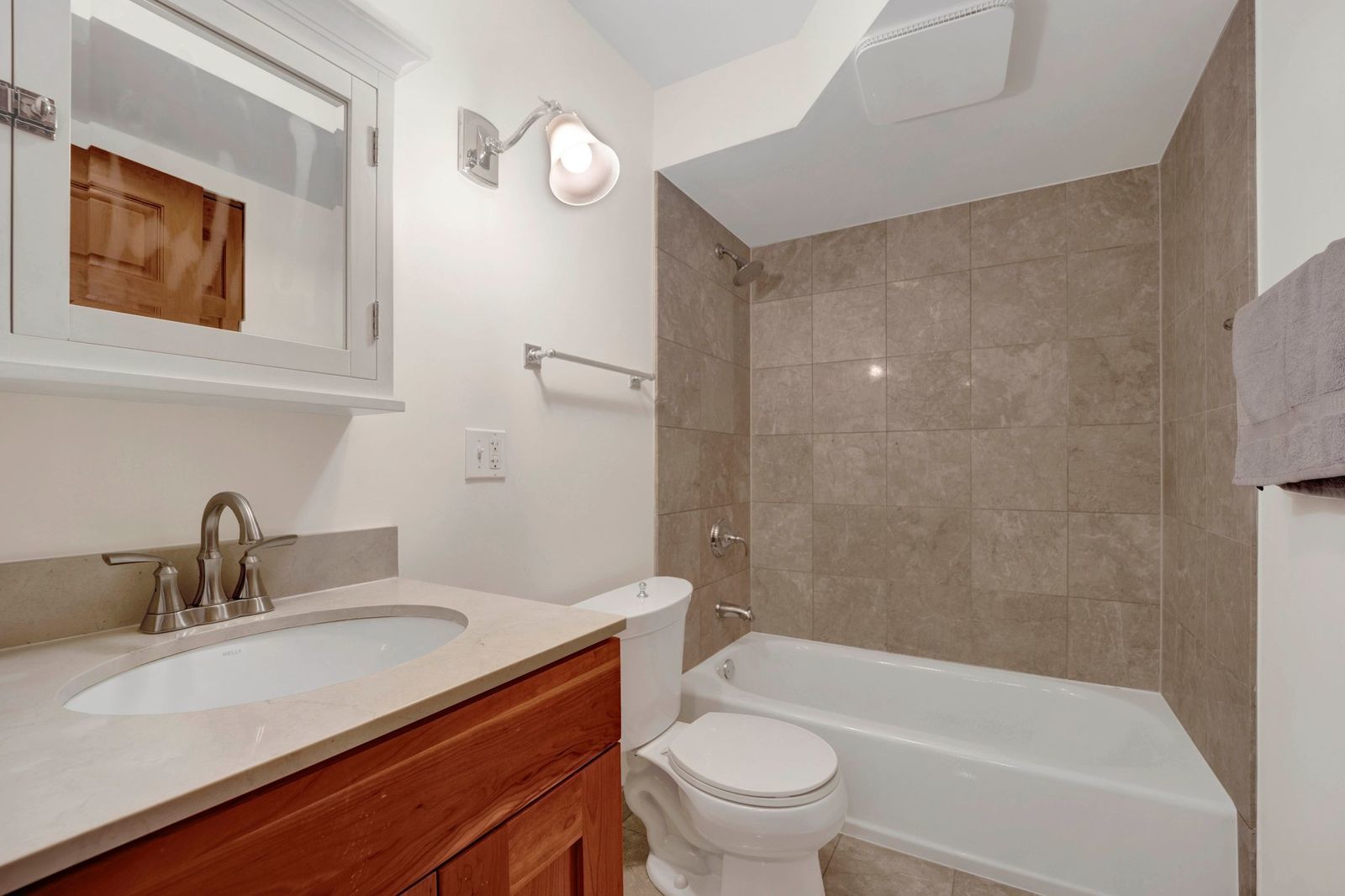 512 W Barry Avenue #401, Chicago, IL 60657