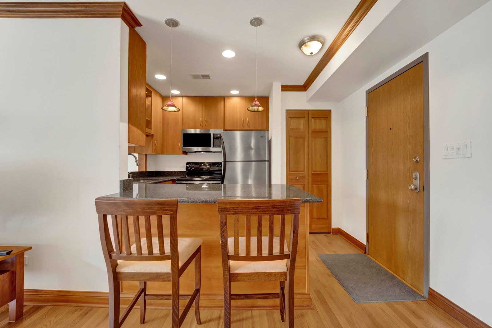 512 W Barry Avenue #401, Chicago, IL 60657