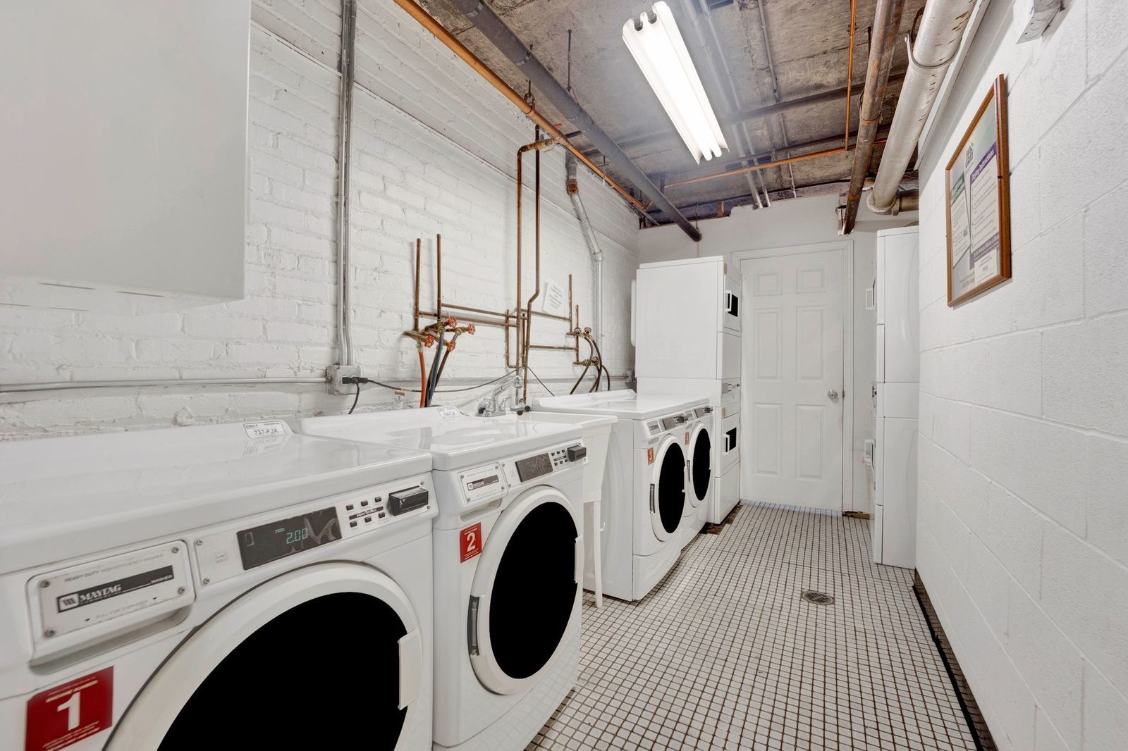 512 W Barry Avenue #401, Chicago, IL 60657