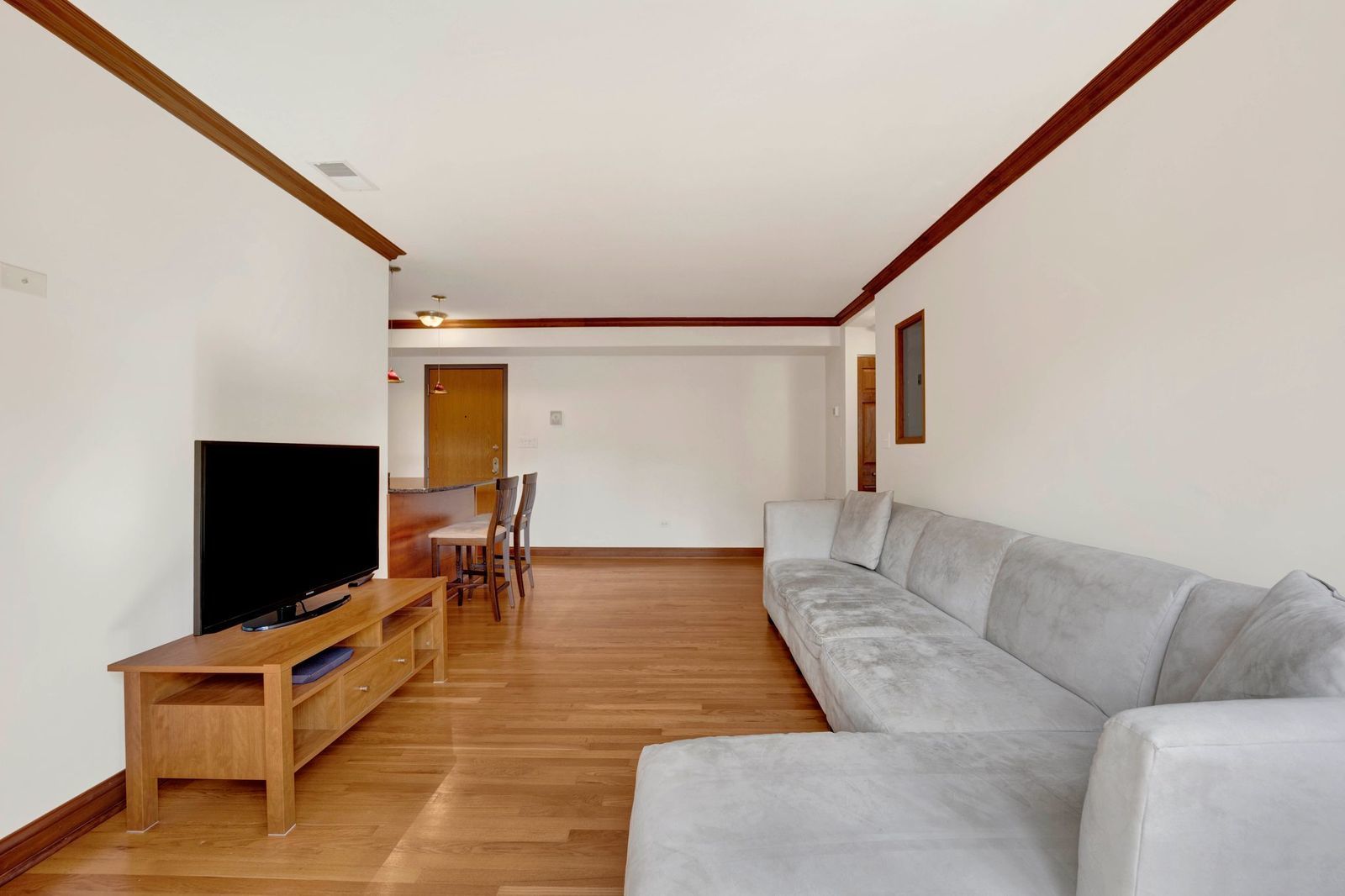 512 W Barry Avenue #401, Chicago, IL 60657