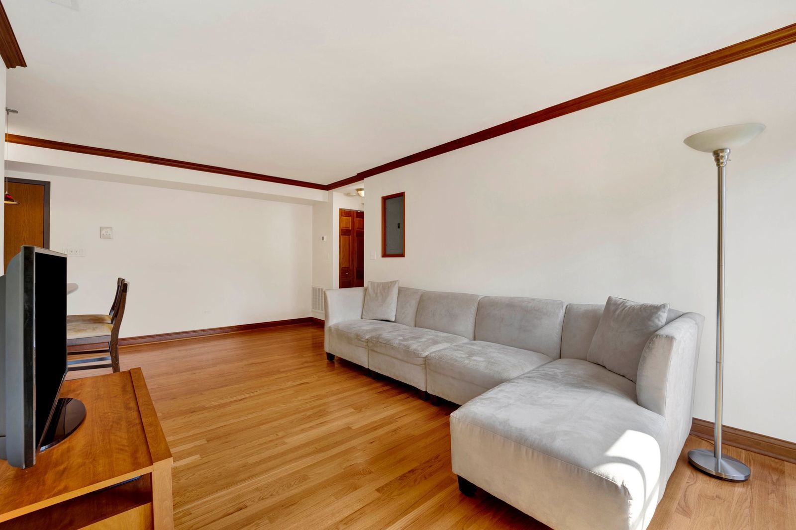 512 W Barry Avenue #401, Chicago, IL 60657