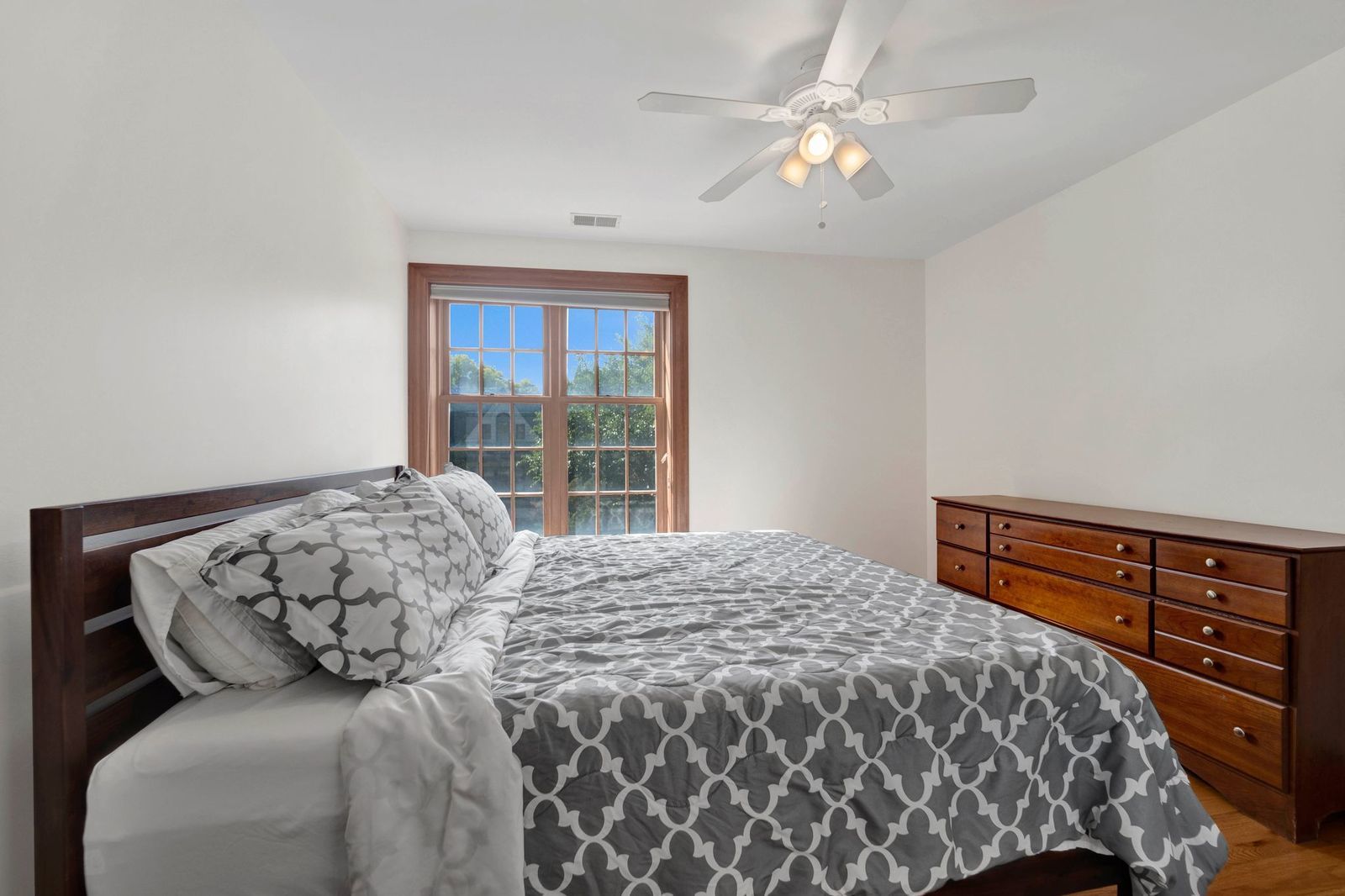 512 W Barry Avenue #401, Chicago, IL 60657