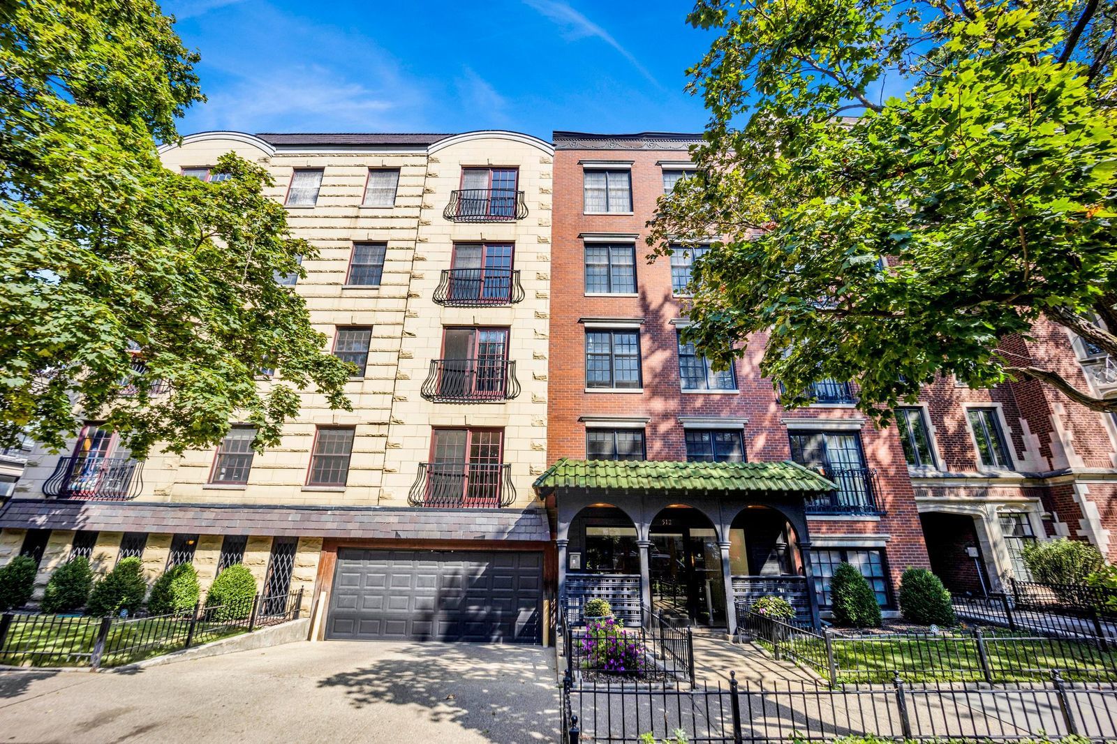 512 W Barry Avenue #401, Chicago, IL 60657
