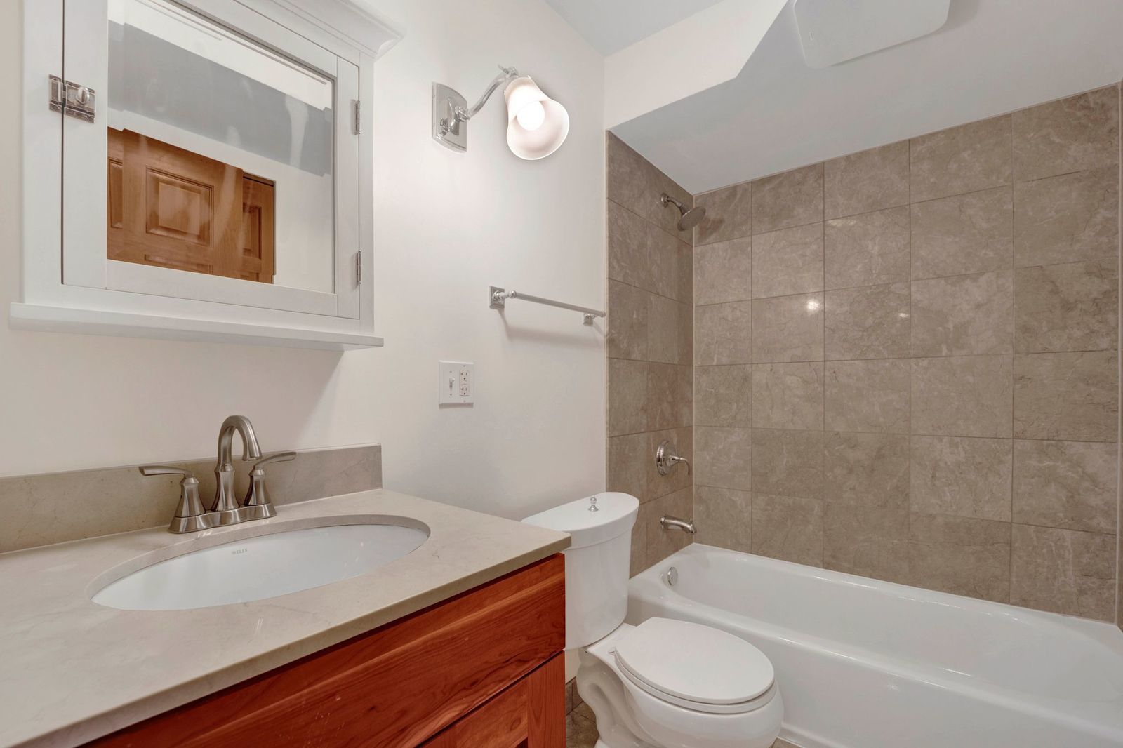 512 W Barry Avenue #401, Chicago, IL 60657