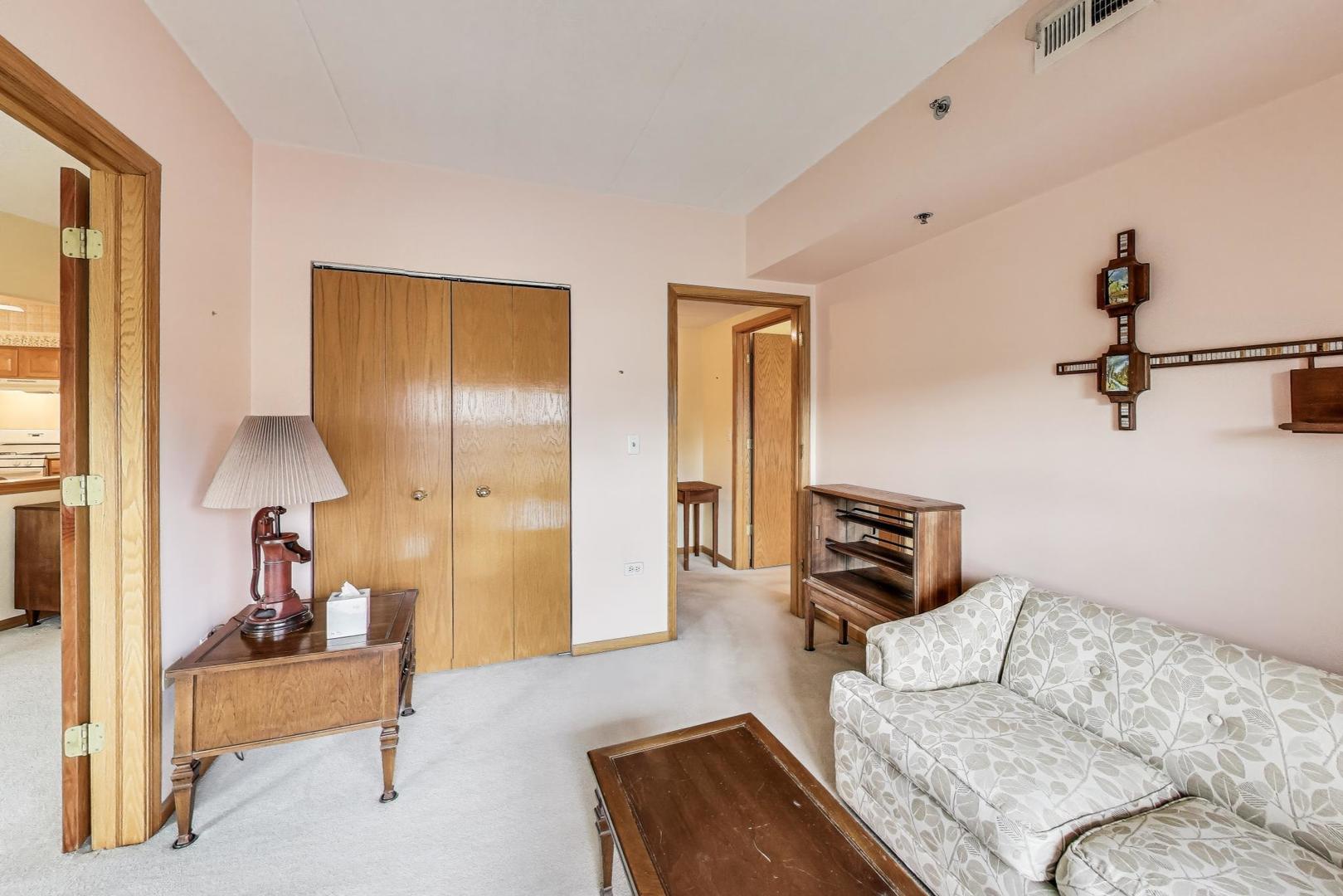 1200 S Prospect Avenue #108, Elmhurst, IL 60126