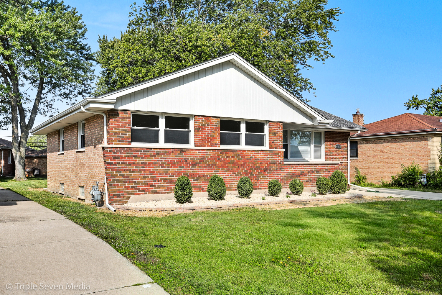 16348 Dobson Avenue, South Holland, IL 60473