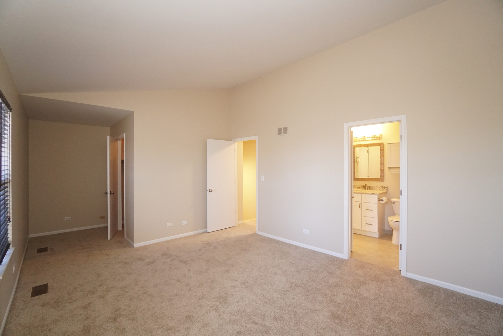 86 Bradford Lane, Mundelein, IL 60060