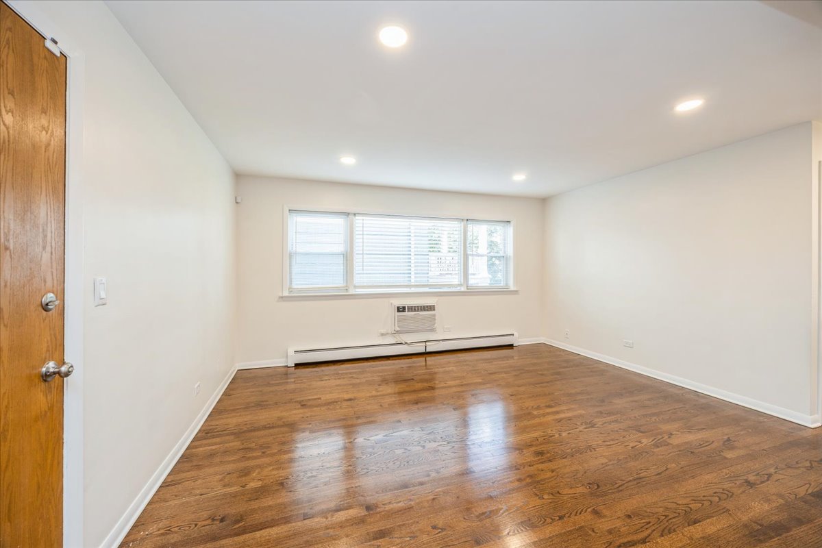 929 S Oak Park Avenue #1NE, Oak Park, IL 60304