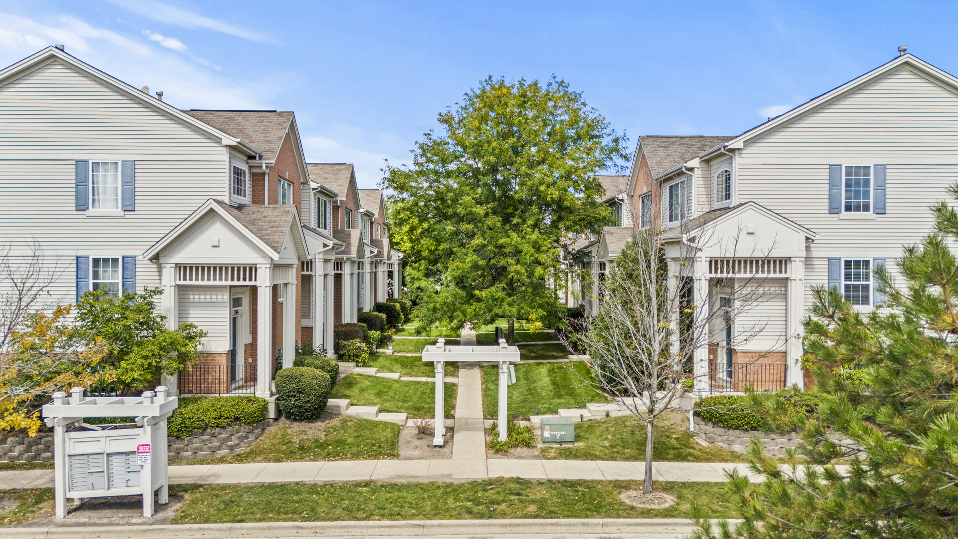 738 Hanbury Drive, Des Plaines, IL 60016