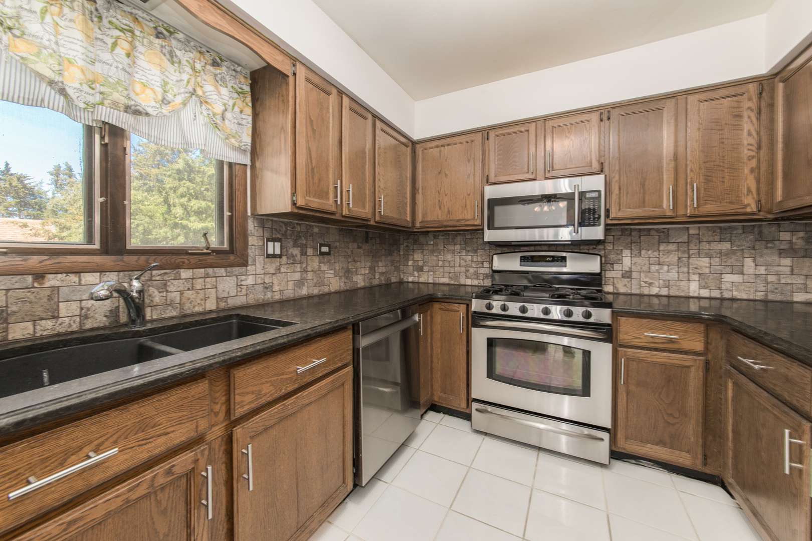 12 James Drive, Westmont, IL 60559