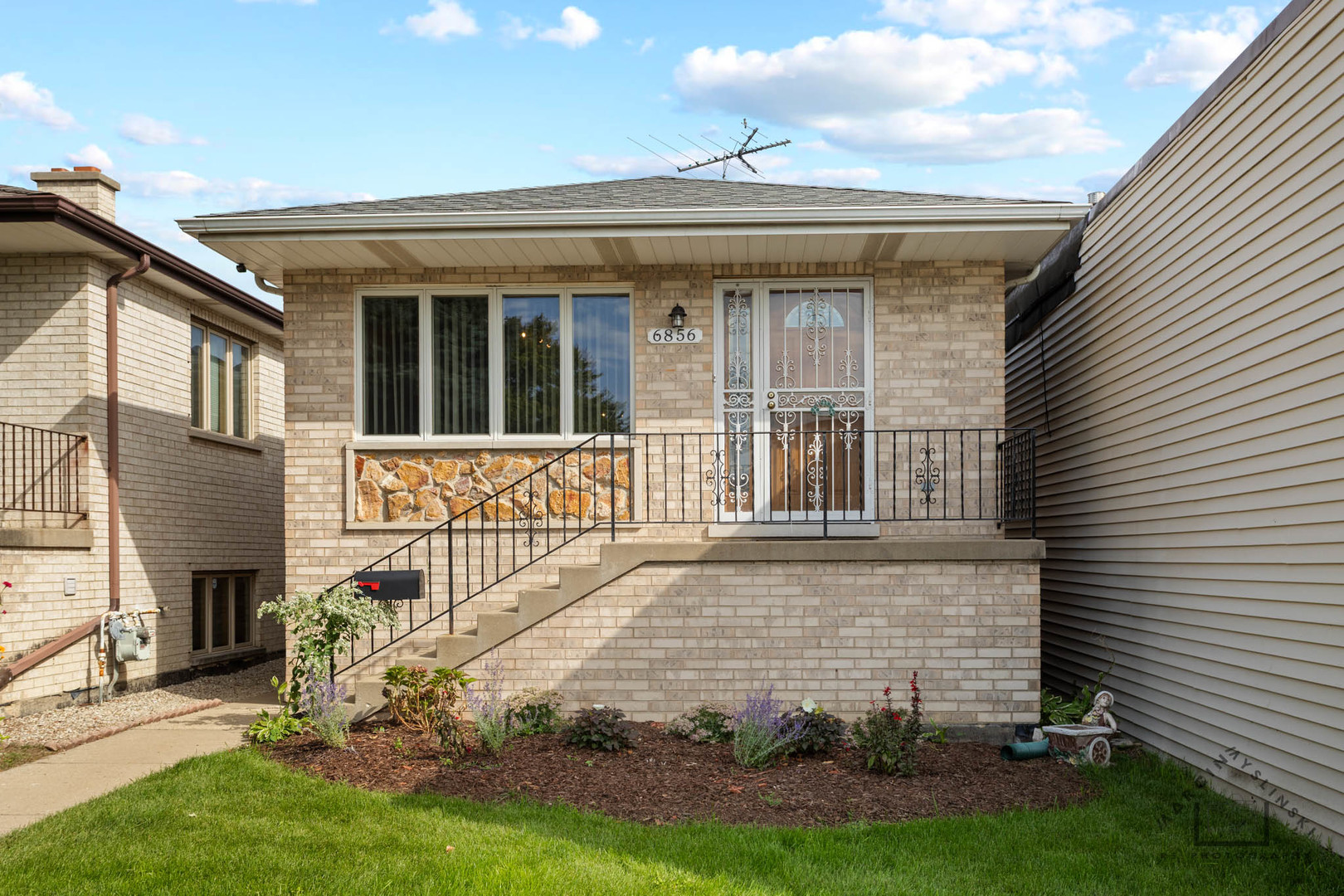 6856 W Montrose Avenue, Harwood Heights, IL 60706
