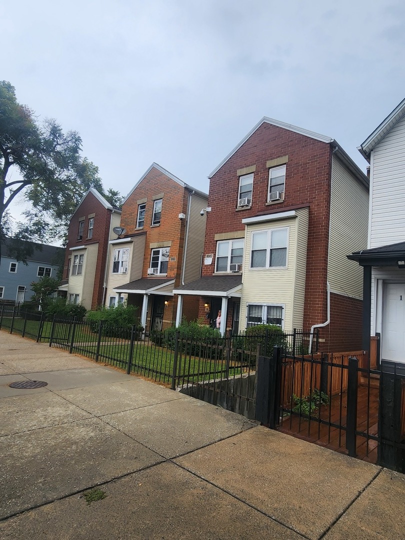 8909 S Houston Avenue, Chicago, IL 60617