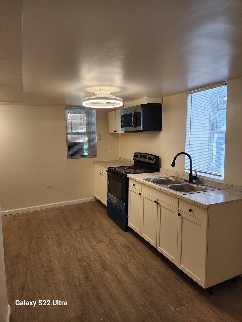 8909 S Houston Avenue, Chicago, IL 60617