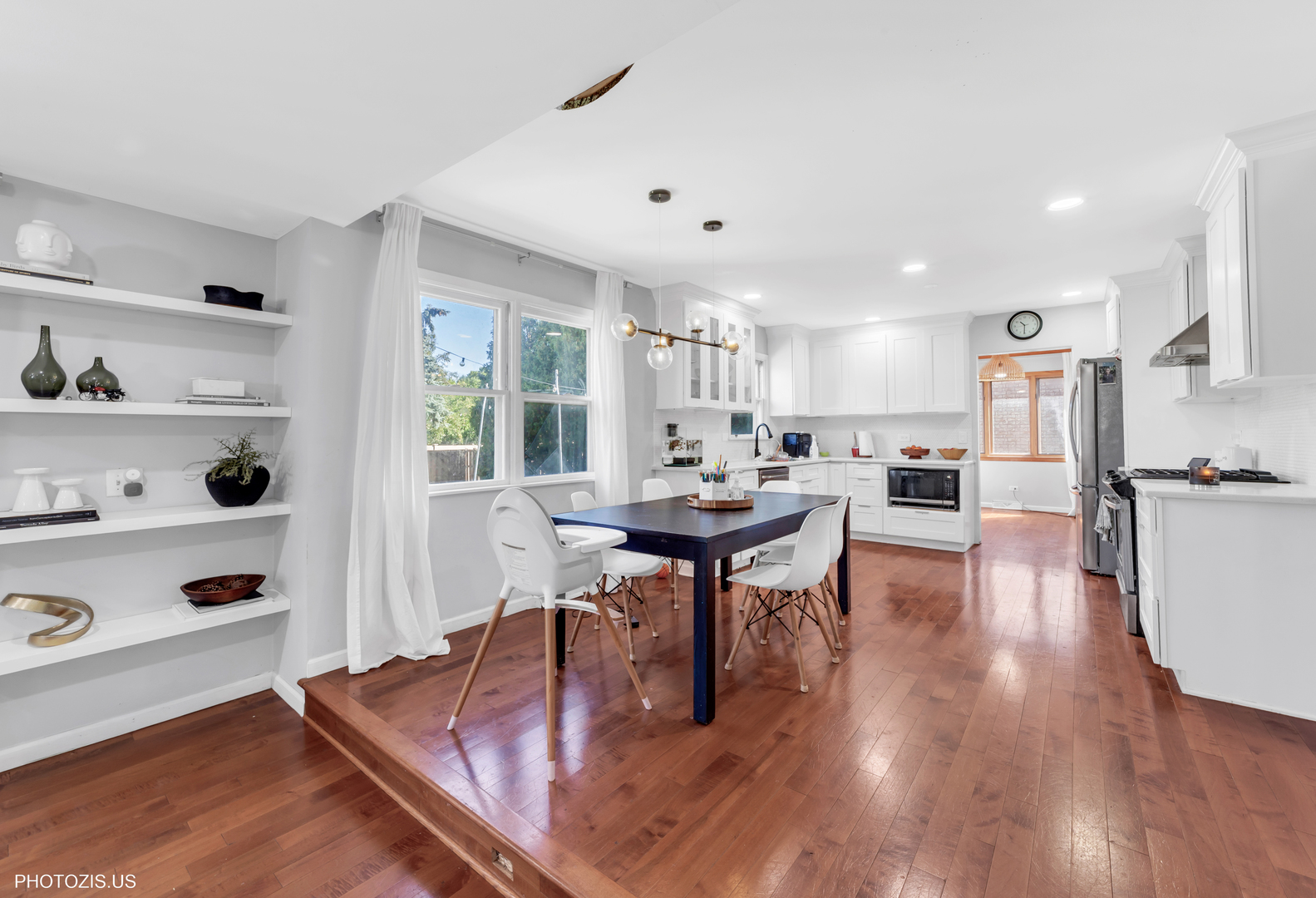1510 W RUSSELL Court, Arlington Heights, IL 60005