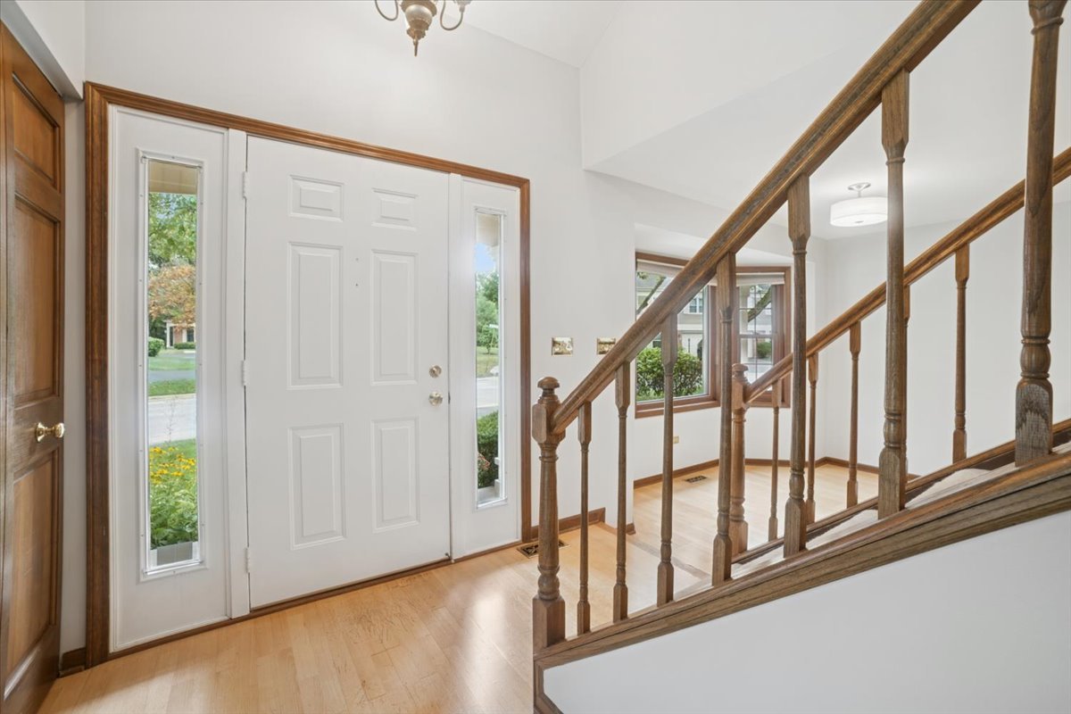 1935 N Charter Point Drive, Arlington Heights, IL 60004