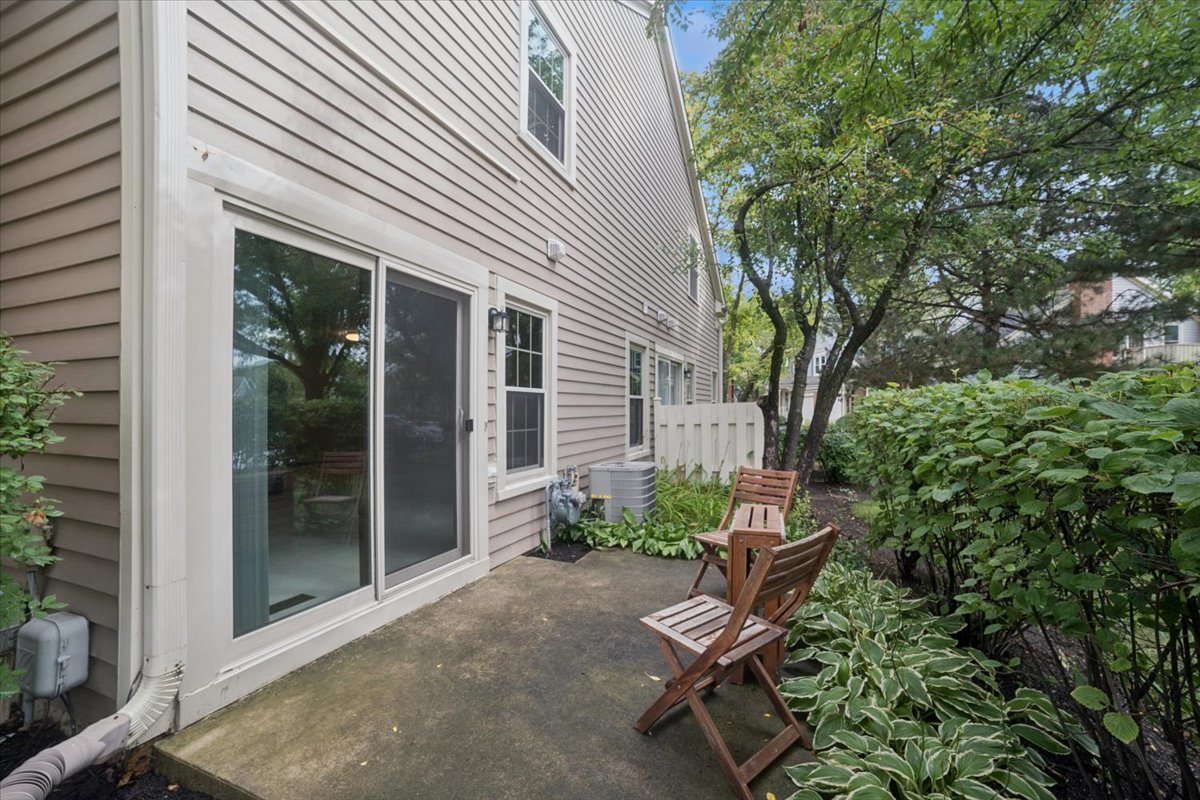 1935 N Charter Point Drive, Arlington Heights, IL 60004