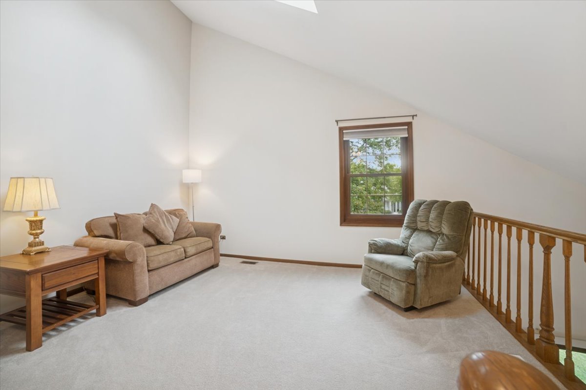 1935 N Charter Point Drive, Arlington Heights, IL 60004