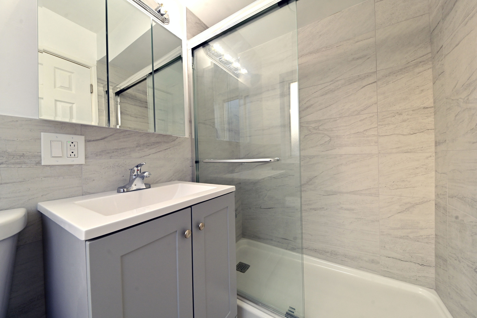 7120 N Sheridan Road #211, Chicago, IL 60626