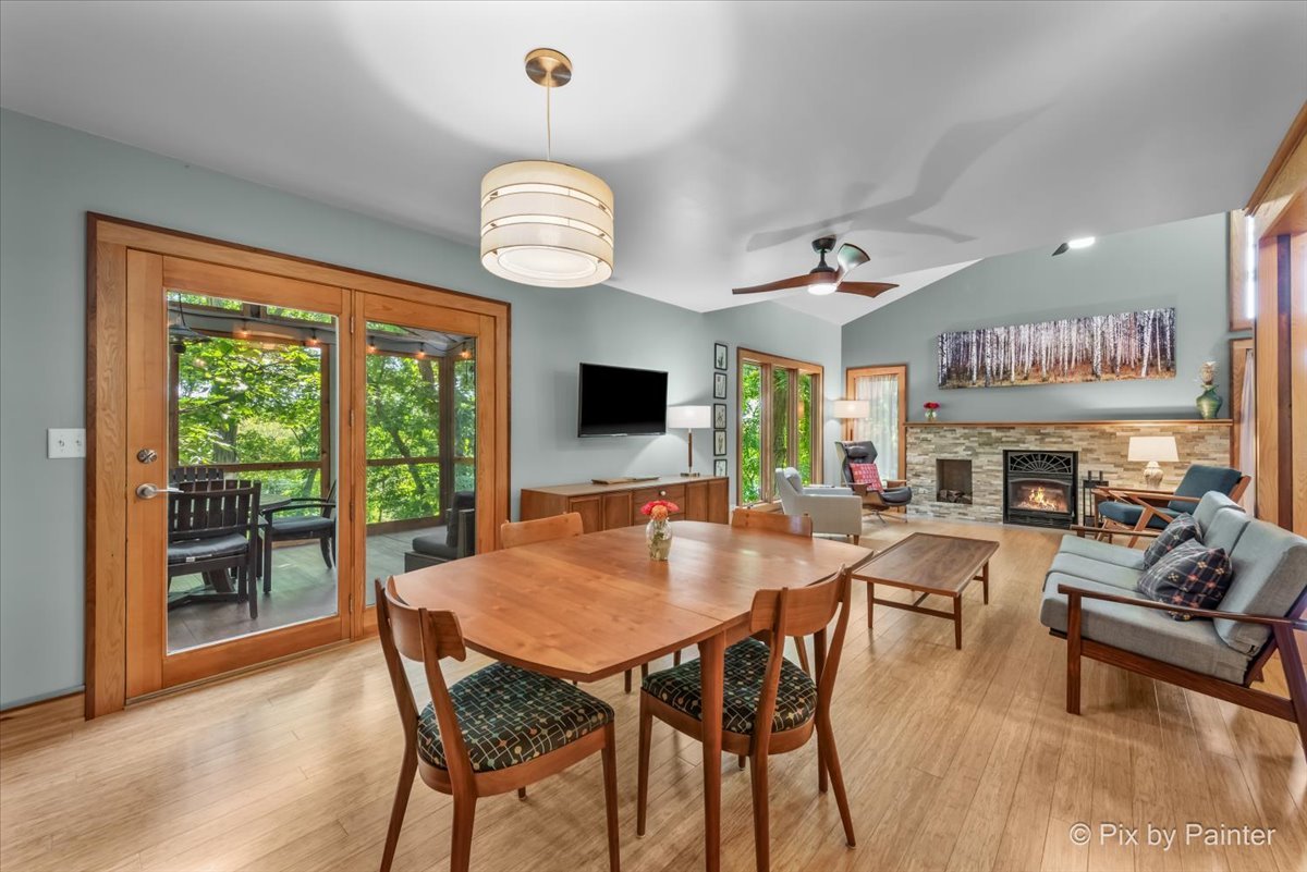 7N905 Woodcliff Drive, South Elgin, IL 60177