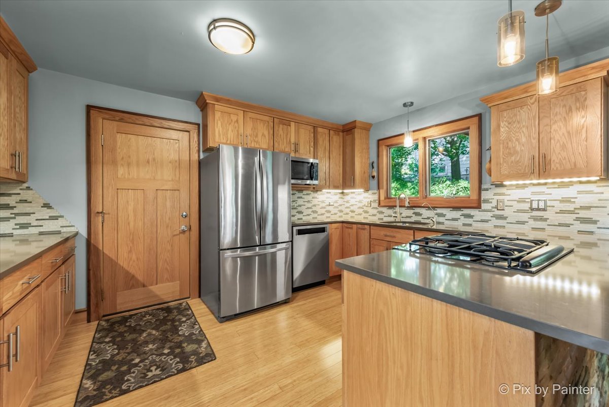 7N905 Woodcliff Drive, South Elgin, IL 60177