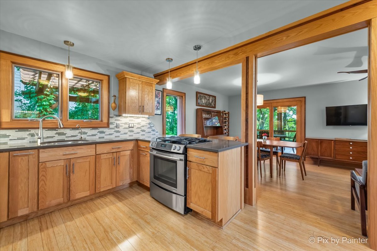 7N905 Woodcliff Drive, South Elgin, IL 60177