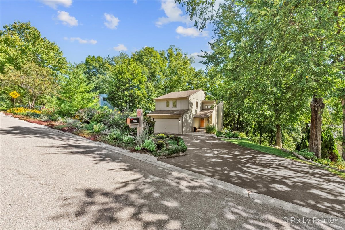 7N905 Woodcliff Drive, South Elgin, IL 60177